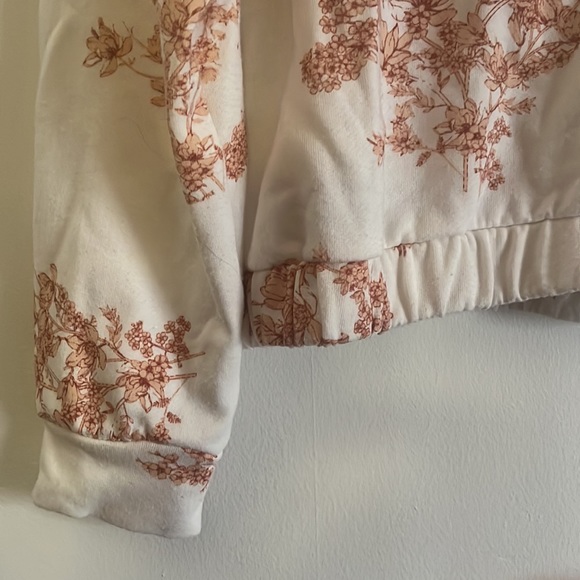 Olivia and Vivian cropped hoodie - Picture 2 of 12